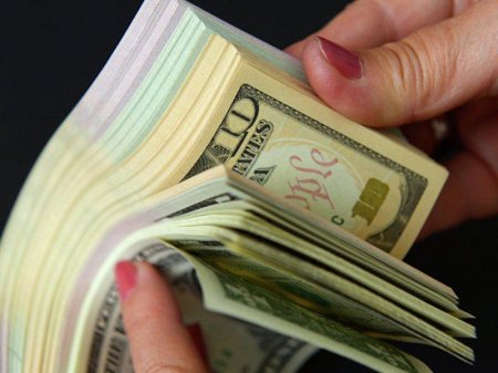 Ekspert: "Dollardan imtina siyasi səbəbdir"