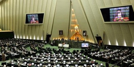 İran palamentində dava:deputatlar Mərkəzi Bankın sədrini kürsüdən zorla endirmək istəyiblər - VİDEO