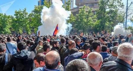 İrəvanda aksiya: etirazçılar hökumət binalarını ələ keçirir –Gərginlik yenidən artıb