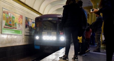 Bakı metrosunda DƏHŞƏTLİ ANLAR - Özünü qatarın altına atdı 