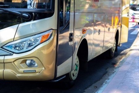 Avtobus 2 yaşlı uşağın ayaqlarının üzərindən keçdi - Gəncədə DƏHŞƏT