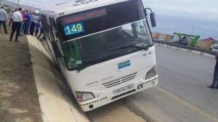 Bakıda marşrut avtobusu qəza törətdi - Xəsarət alan var - FOTO