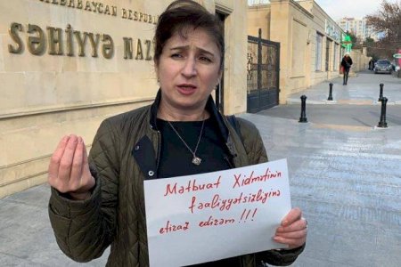 Jurnalist Səhiyyə Nazirliyinin qarşısında aksiya keçirdi