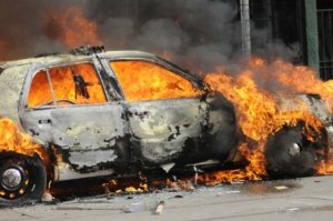 Abşeron rayon Polis İdarəsinin həyətində iki maşın yanıb