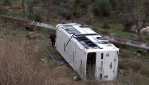 Bakıda avtobus dərəyə aşdı, çoxsaylı yaralı var