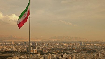 Iran yeni ballistik raket nümayiş etdirib