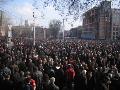 Gümrüdə də iğtişaşlar başladı- Polis Sarkisyan tərəfdarlarını qovur