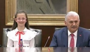 Türkiyədə 11 yaşlı qız baş nazir kreslosunda oturdu