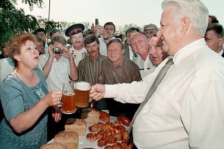 Çaya yıxılan, çaya adam atdıran, həmişə sərxoş olan liderin sərgüzəştləri - Boris Yeltsin olduğu kimi