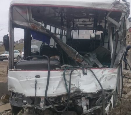 Bakıda DƏHŞƏTLİ QƏZA: Avtobus şirkətin hasarına çırpıldı - FOTOLAR