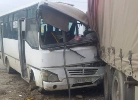Abşeronda şərnişin avtobusu TIR-a çırpıldı: 10 nəfər xəstəxanaya yerləşdirildi - FOTOLAR
