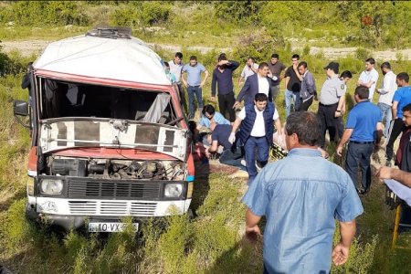 Yevlaxda tələbələrin olduğu mikroavtobus qəzaya düşdü: 2 ölü, 22 yaralı - FOTOLAR - YENİLƏNİB