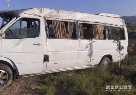 Hacıqabulda mikroavtobus qəzasında yaralananlardan ikisinin vəziyyəti orta-ağırdır