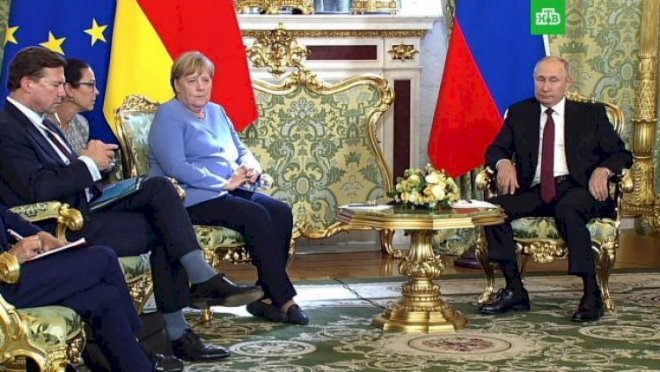 Merkelin telefonu Putinin sözünü yarımçıq qoydu - Kuryoz