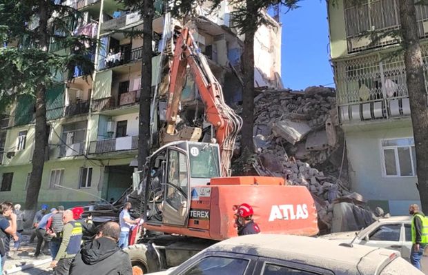 Gürcüstanda yeddimərtəbəli yaşayış binasının bir bloku çöküb - FOTO/VİDEO