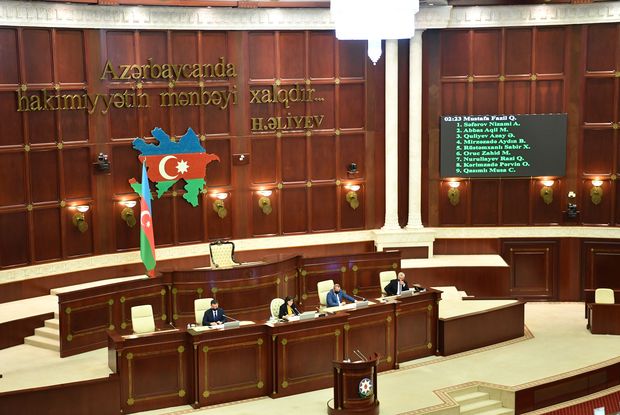 Parlamentin iki günlük iclası: Yesir qalan yol polisi, bir tarixçi deputatın digərinə söz atması – REPORTAJ