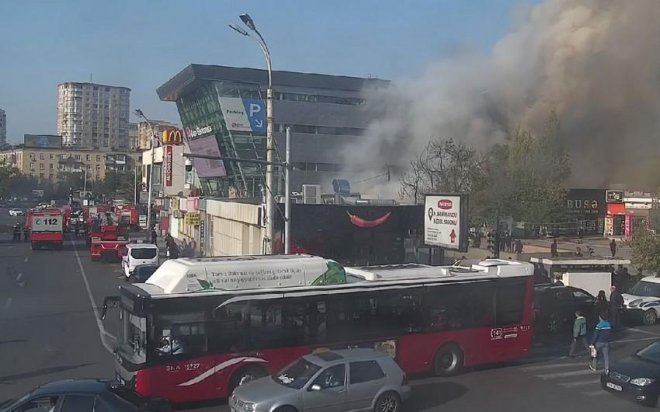 Bakıda ticarət obyektləri yanır -