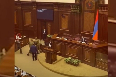Ermənistan parlamentində daha bir deputatı zorla iclas zalından çıxardılar
