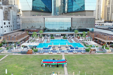 Cıdır düzündə dalğalandırılmış Azərbaycan bayrağı Dubayın mərkəzində FOTO