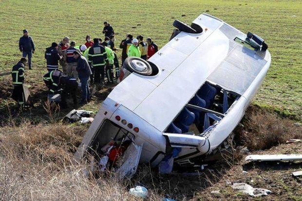 Türkiyədə güləşçiləri daşıyan mikroavtobus aşdı: Ölən və yaralananlar var