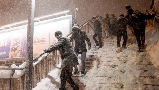 Çovğun İstanbulu çökdürdü: Yollarda qalmış insanlar, heykəl kimi donmuş maşınlar... - Fotolar