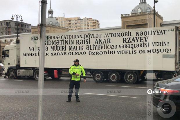 Bakıda TIR sürücülərinin məmurlara etirazı: Üzərində şüar yazılan aparıldı, digərləri isə...- FOTOLAR