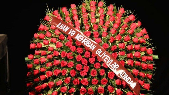 Prezident və xanımı Ayaz Mütəllibovun vida mərasiminə əklil göndərdi