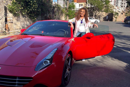 Bakıda restoran sahibi Deniz Sekiye "Ferrari" hədiyyə etdi - FOTO