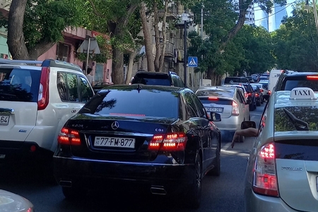 Badamdar yolunu kim bağlayıb?