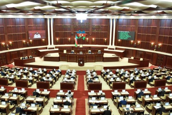 Deputatların maaşı artırıldı