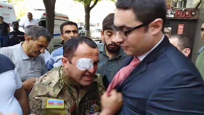 Nazir müavinləri Fazil Talıbovun yaxasından yapışan qazini BELƏ CƏZALANDIRDI