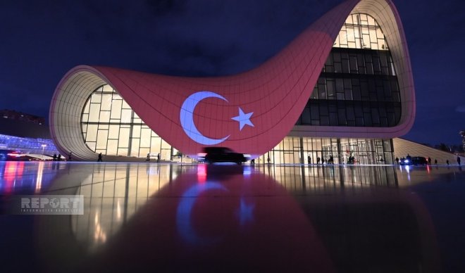 Heydər Əliyev Mərkəzi Türkiyə bayrağı ilə işıqlandırıldı -