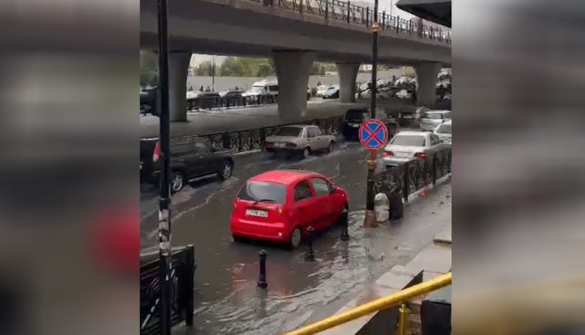 Bakıda yağış yağdı, 3-cü mikrorayon dairəsini su basdı -