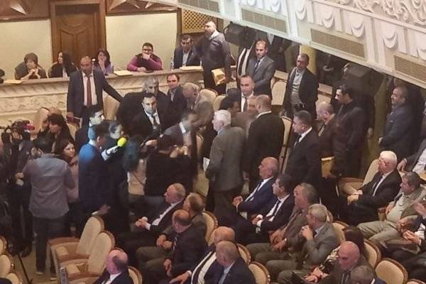 Anar sədr seçildiyinə görə qurultayda dava düşdü -