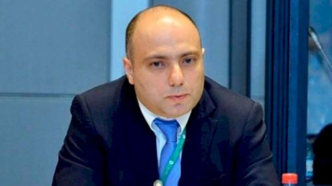 Müavinini nazir özü bada verib: