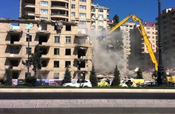 “Bakıda minə yaxın bina söküləcək”-