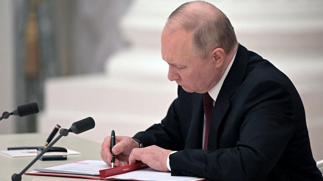 Putin LGTB təbliğini qadağan edən qanunu imzaladı