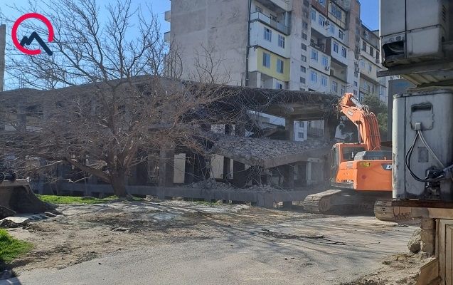 Bakıda tikintisi yarımçıq dayandırılan bina sökülür -