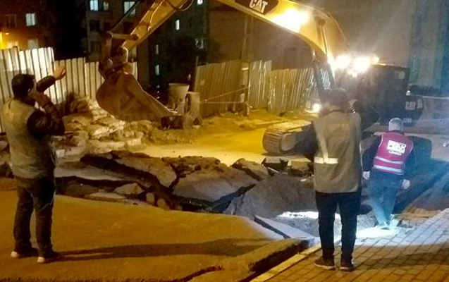 İstanbulda yol çökdü, 2 bina boşaldıldı -