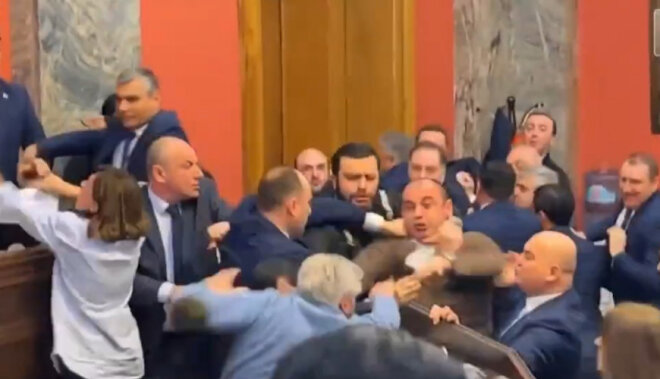 Gürcüstan parlamentində dava düşdü -
