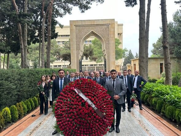 “Azərkontrakt” Səhmdar Cəmiyyətinin kollektivi Ulu Öndər Heydər Əliyevin məzarını ziyarət edib