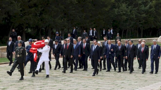 Ərdoğan yeni nazirlərlə Atatürkün məzarını ziyarət etdi