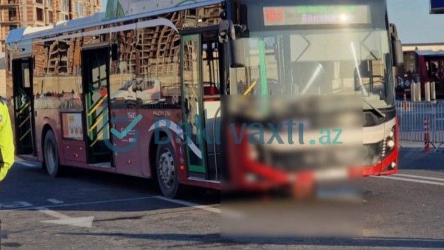 Piyada avtobusun altında qalıb öldü - Bakıda dəhşətli qəza -