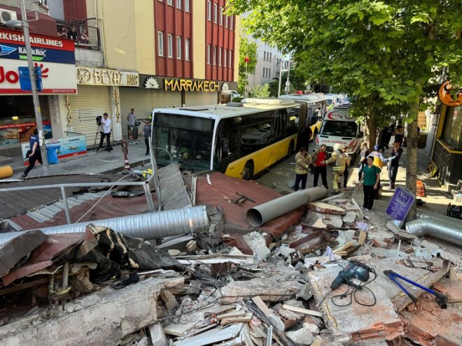 Istanbulda 3 mərtəbəli binanın uçması və dağıntılar altında qalanların olması ilə bağlı axtarış-xilasetmə əməliyyatı aparılır.