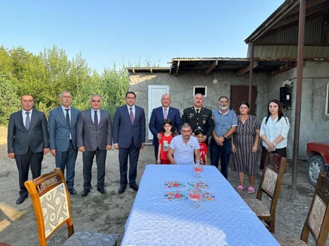 Əziz Əzizov  qazini evində ziyarət etdi