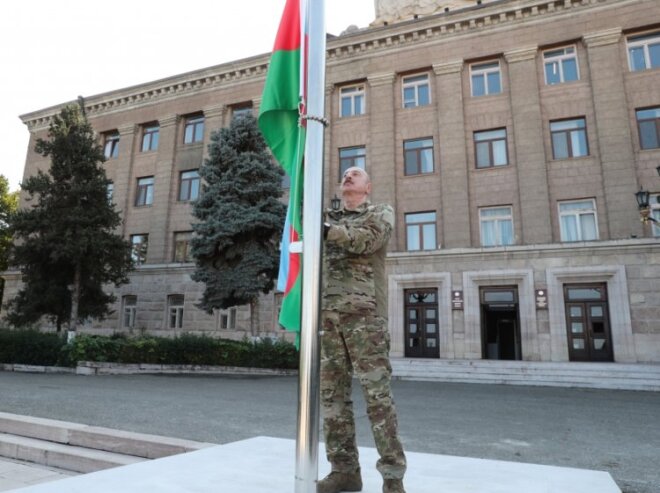 Prezident İlham Əliyev Azərbaycan Bayrağını Xankəndidə qaldırıb