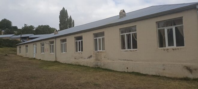 İŞDƏN QANUNSUZ OLARAQ ÇIXARLILAN XADİMƏ MƏKTƏB DİREKTORUNDAN ŞİKAYƏTÇİDİR -