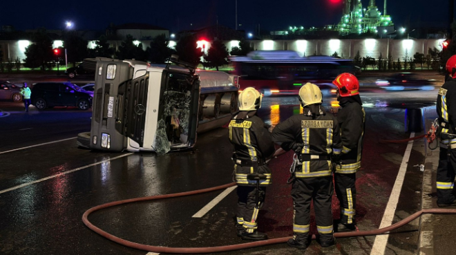 Bakıda yanacaq daşıyan tanker aşdı -