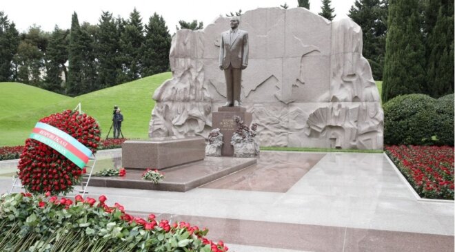 Azərbaycan xalqı Heydər Əliyevin xatirəsini yad edir -