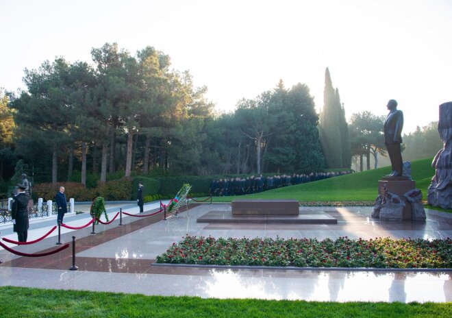 DTX əməkdaşları Fəxri xiyabanda Ulu Öndərin məzarını ziyarət ediblər -